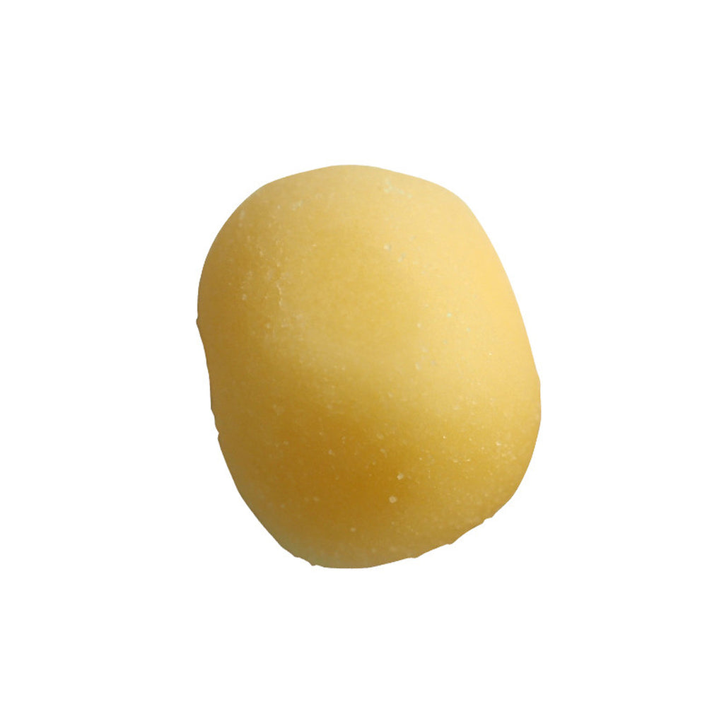 Yellow pasta孤立在白色背景上